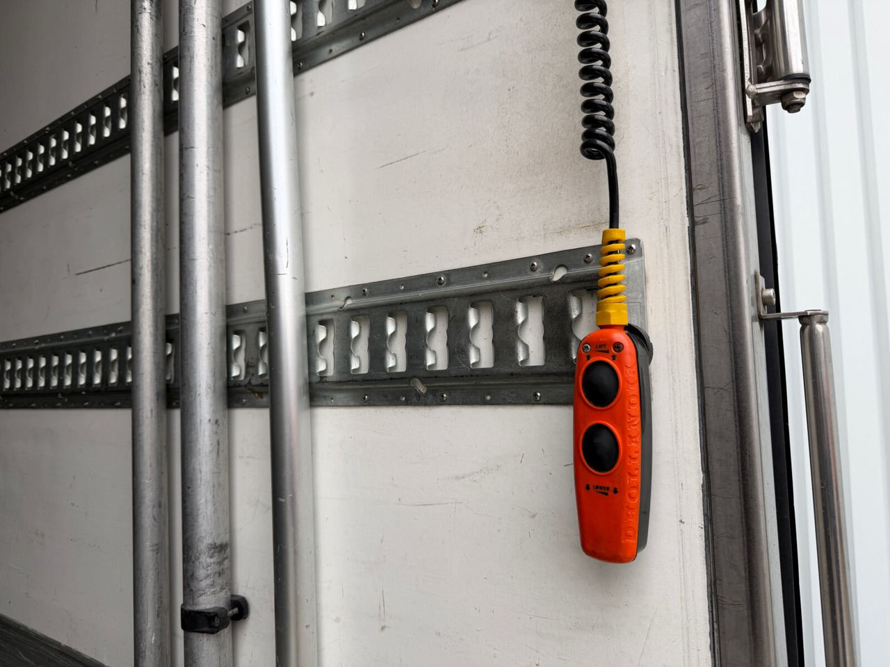 Mercedes-Benz Actros 1832 L 4x2 Actros 1832 L 4x2, Kühlkoffer, 2x Trennwand, Carrier, LBW BÄR - Nákladné auto: obrázok 2 Mercedes-Benz Actros 1832 L 4x2 Actros 1832 L 4x2, Kühlkoffer, 2x Trennwand, Carrier, LBW BÄR - Nákladné auto: obrázok 2