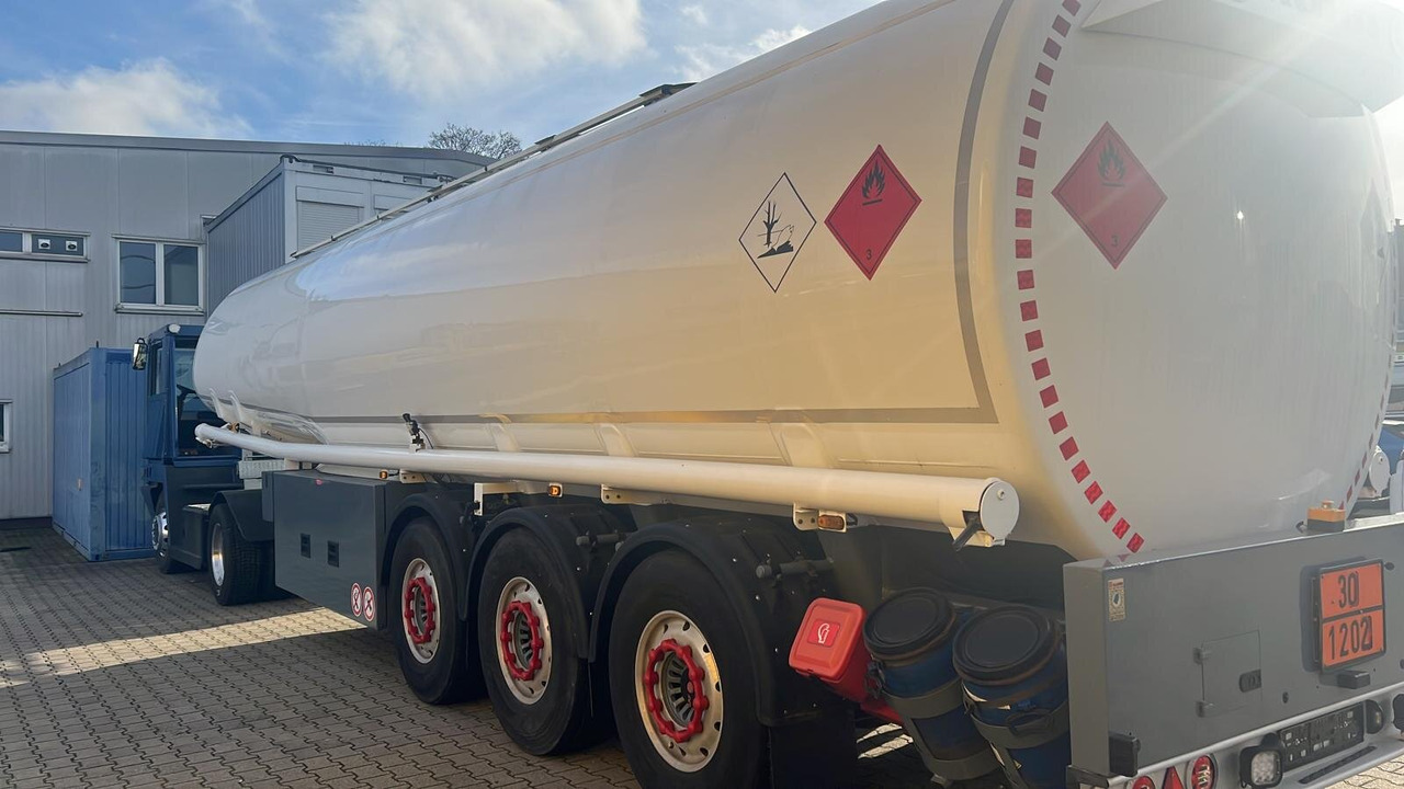 TAL 44.0/11-27 TAL 44.0/11-27, 43.950l, 4 Kammern, Untenbefüllung, Pumpe - Cisternový náves: obrázok 5 TAL 44.0/11-27 TAL 44.0/11-27, 43.950l, 4 Kammern, Untenbefüllung, Pumpe - Cisternový náves: obrázok 5