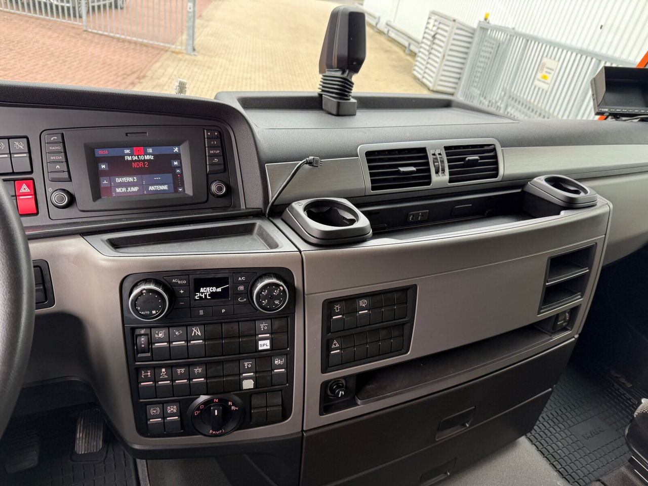 MAN TGX 26.510 6X2/4 BLS TGX 26.510 6X2/4 BLS, Intarder, Vorlauflenk-/lift, Standklima, XXL-Fahrerhaus, 70t - Ťahač: obrázok 4 MAN TGX 26.510 6X2/4 BLS TGX 26.510 6X2/4 BLS, Intarder, Vorlauflenk-/lift, Standklima, XXL-Fahrerhaus, 70t - Ťahač: obrázok 4