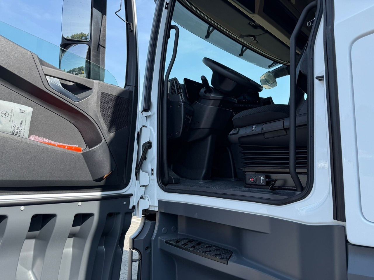 Mercedes-Benz Actros 1845 LSnRL 4x2 Actros 1845 LSnRL 4x2, Retarder, Volumer, MultimediaCockpit, Navi - Ťahač: obrázok 4 Mercedes-Benz Actros 1845 LSnRL 4x2 Actros 1845 LSnRL 4x2, Retarder, Volumer, MultimediaCockpit, Navi - Ťahač: obrázok 4