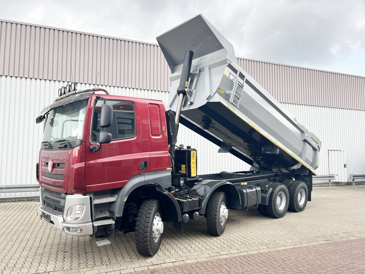 Tatra Phoenix 8x8 Phoenix 8x8, Stahlmulde ca. 22m³, hydr. Heckklappe - Damper: obrázok 1 Tatra Phoenix 8x8 Phoenix 8x8, Stahlmulde ca. 22m³, hydr. Heckklappe - Damper: obrázok 1