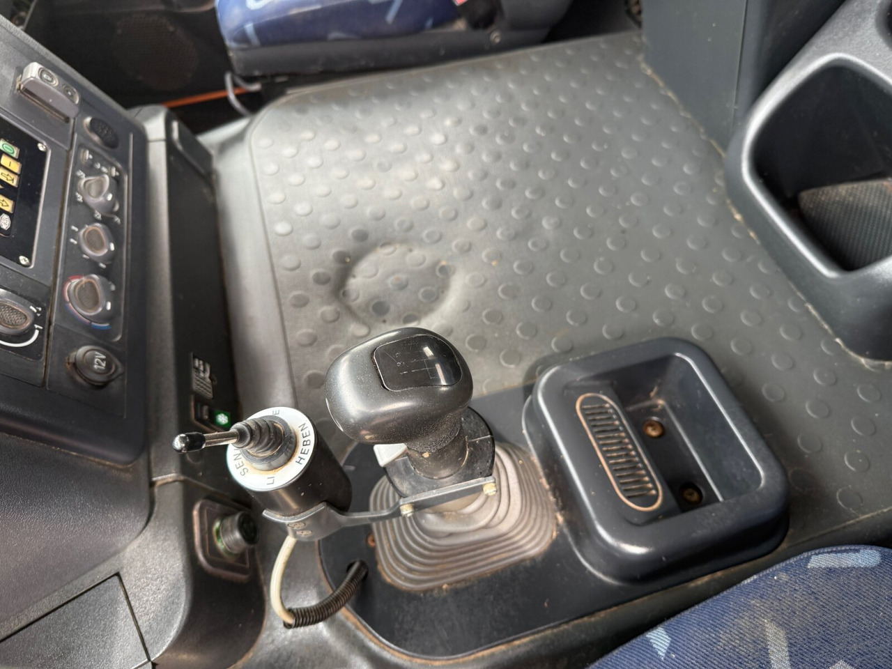 Trakker AT190T33W/P 4x4 Trakker AT190T33W/P 4x4, Winterdienstausstattung - Hákový nosič kontajnerov: obrázok 3 Trakker AT190T33W/P 4x4 Trakker AT190T33W/P 4x4, Winterdienstausstattung - Hákový nosič kontajnerov: obrázok 3