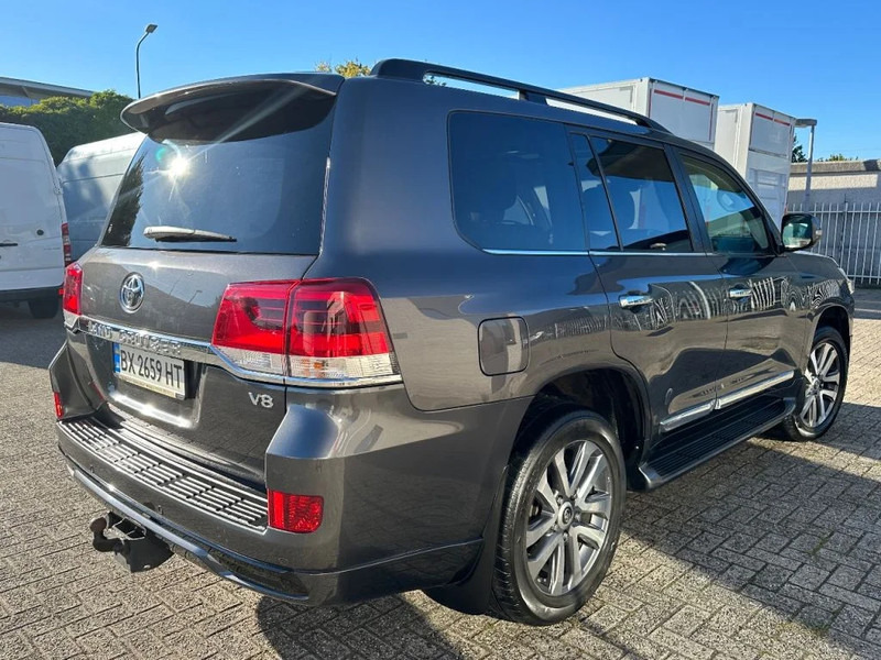 Toyota Land Cruiser V8 LAND CRUISER 200 V8 + CAMERA 360 + FRIDGE + DIESEL + ONLY EXPORT - SUV: obrázok 5 Toyota Land Cruiser V8 LAND CRUISER 200 V8 + CAMERA 360 + FRIDGE + DIESEL + ONLY EXPORT - SUV: obrázok 5