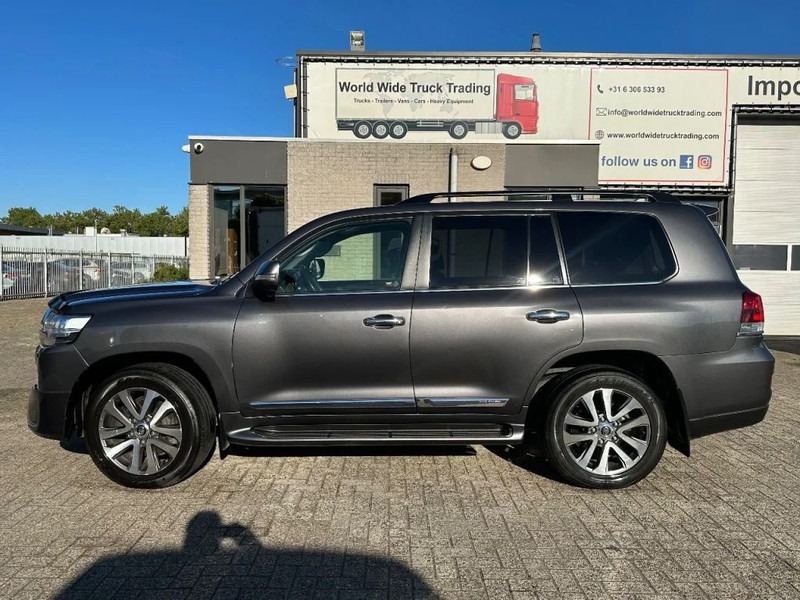 Toyota Land Cruiser V8 LAND CRUISER 200 V8 + CAMERA 360 + FRIDGE + DIESEL + ONLY EXPORT - SUV: obrázok 2 Toyota Land Cruiser V8 LAND CRUISER 200 V8 + CAMERA 360 + FRIDGE + DIESEL + ONLY EXPORT - SUV: obrázok 2