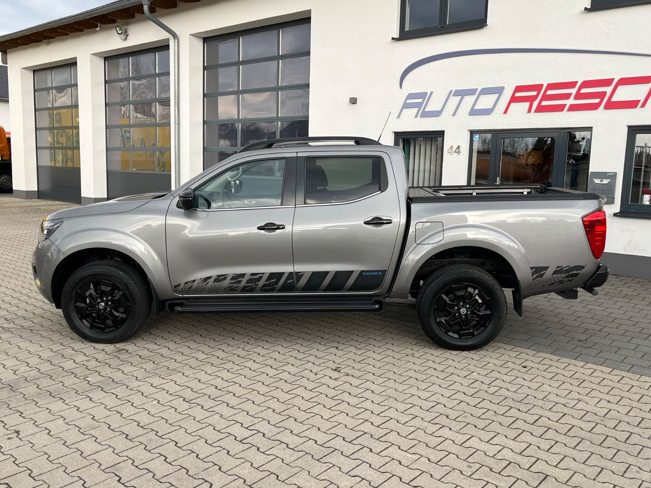 Nissan Navara NP300 N-Guard Double Cab 4x4 - SUV: obrázok 2 Nissan Navara NP300 N-Guard Double Cab 4x4 - SUV: obrázok 2