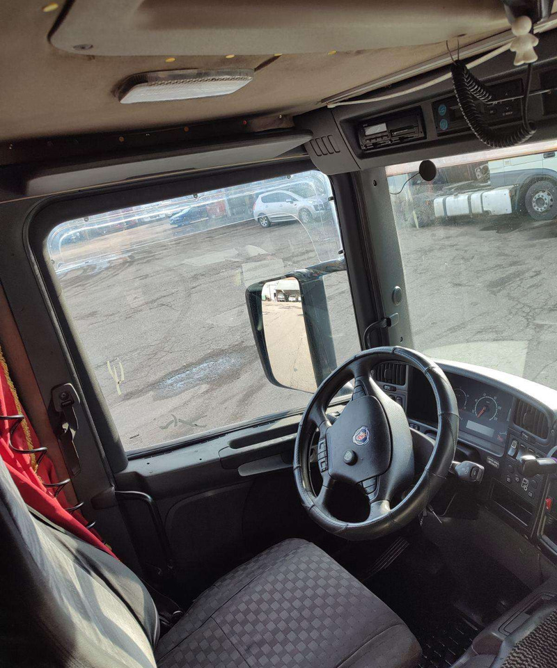 Interior photo 1: Nákladné vozidlo na prepravu automobilov Scania P 380 LB