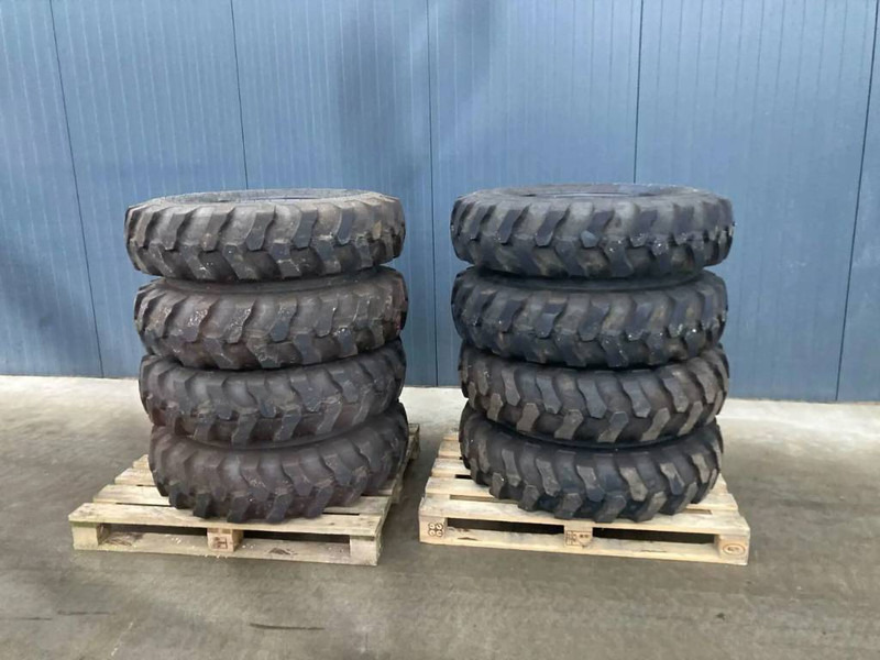Apollo 1000 x 20 Set / 10.00 x 20: 4x2 Tyres - Pneumatiky a disky pre Stavebné stroje: obrázok 1 Apollo 1000 x 20 Set / 10.00 x 20: 4x2 Tyres - Pneumatiky a disky pre Stavebné stroje: obrázok 1