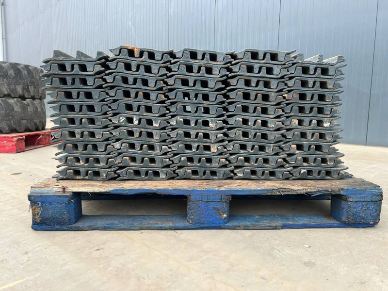 Hyundai R210 / R215 / R220 Shoes 3 Grouser 600mm - Rám/ Podvozok pre Stavebné stroje: obrázok 5 Hyundai R210 / R215 / R220 Shoes 3 Grouser 600mm - Rám/ Podvozok pre Stavebné stroje: obrázok 5