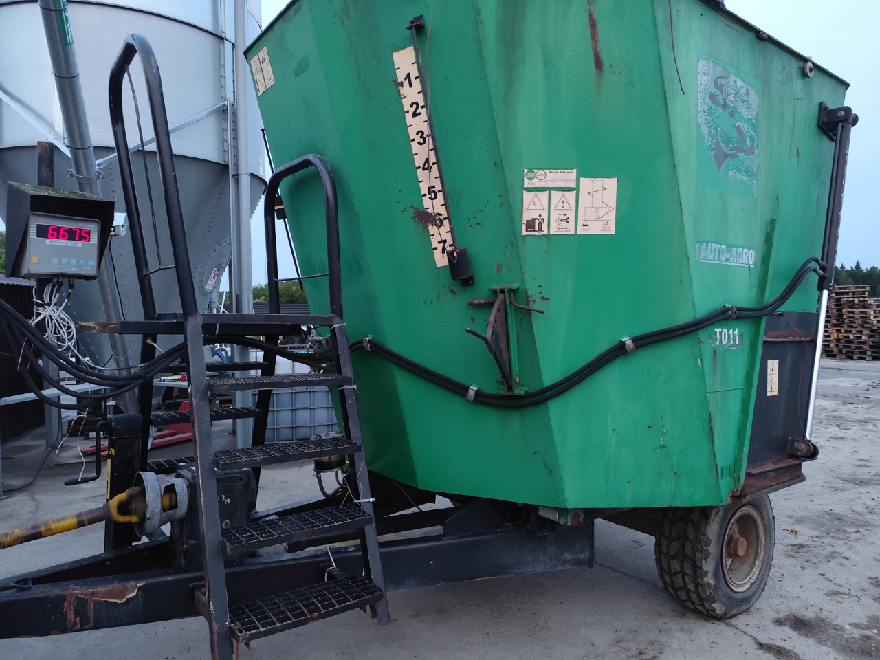 Auto-Agro T-011 - Kŕmny voz: obrázok 1 Auto-Agro T-011 - Kŕmny voz: obrázok 1