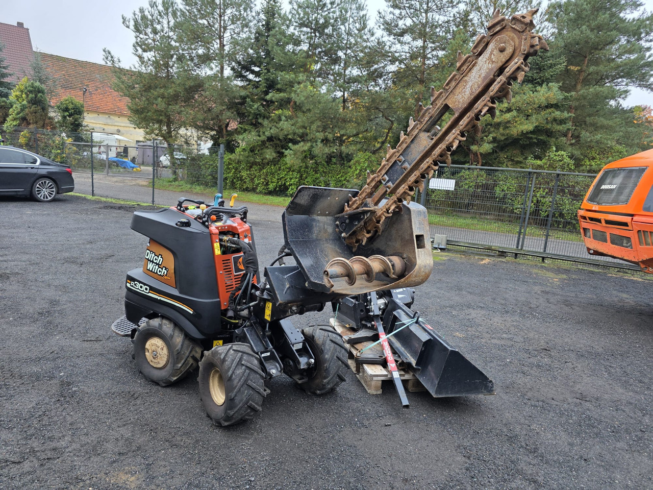 Ditch Witch R300 - Mini rýpadlo: obrázok 1 Ditch Witch R300 - Mini rýpadlo: obrázok 1