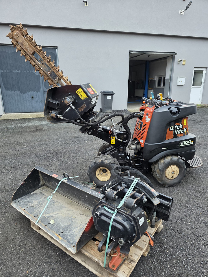Ditch Witch R300 - Mini rýpadlo: obrázok 2 Ditch Witch R300 - Mini rýpadlo: obrázok 2