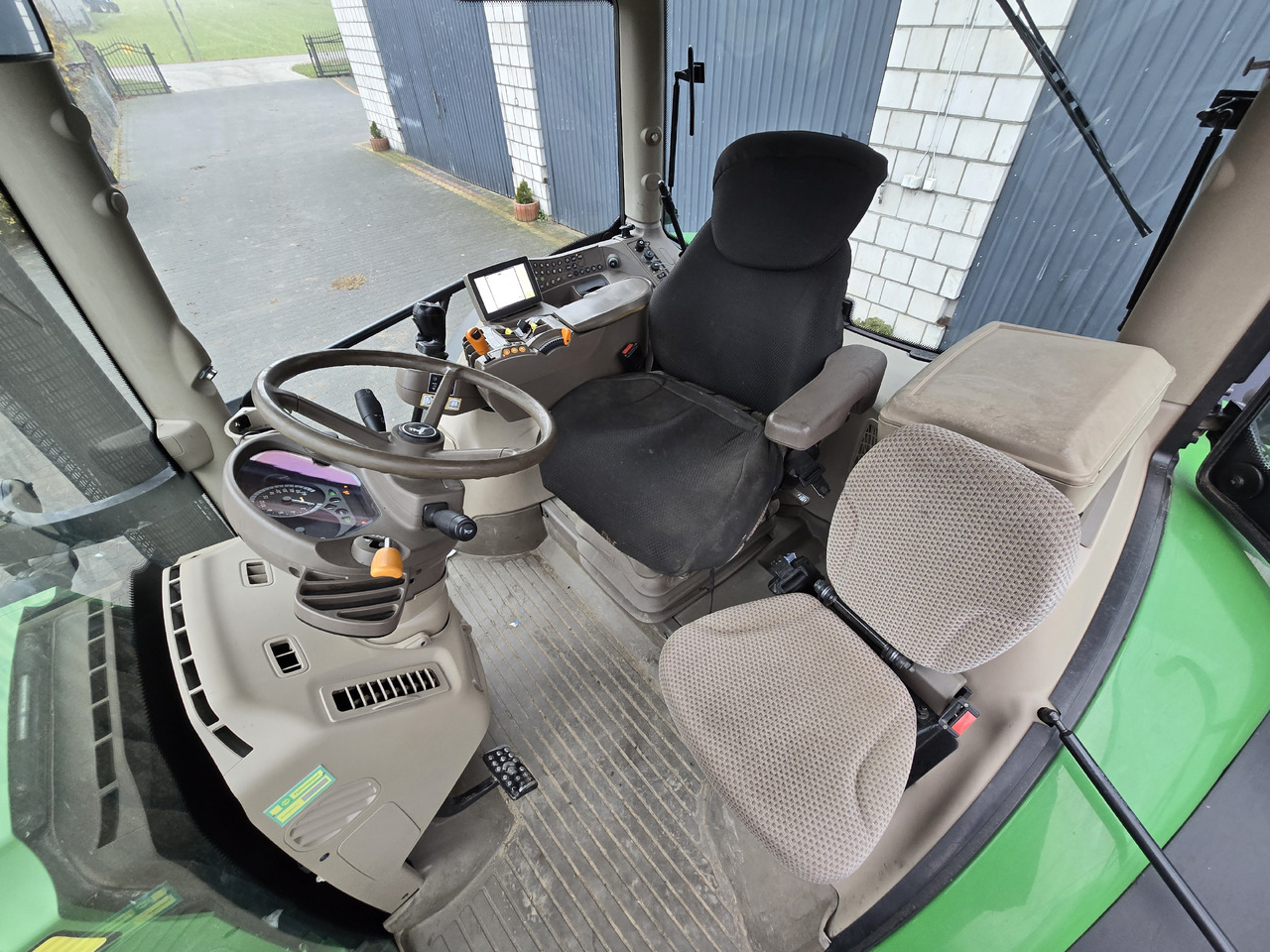 JOHN DEERE 6140R - Traktor: obrázok 2 JOHN DEERE 6140R - Traktor: obrázok 2