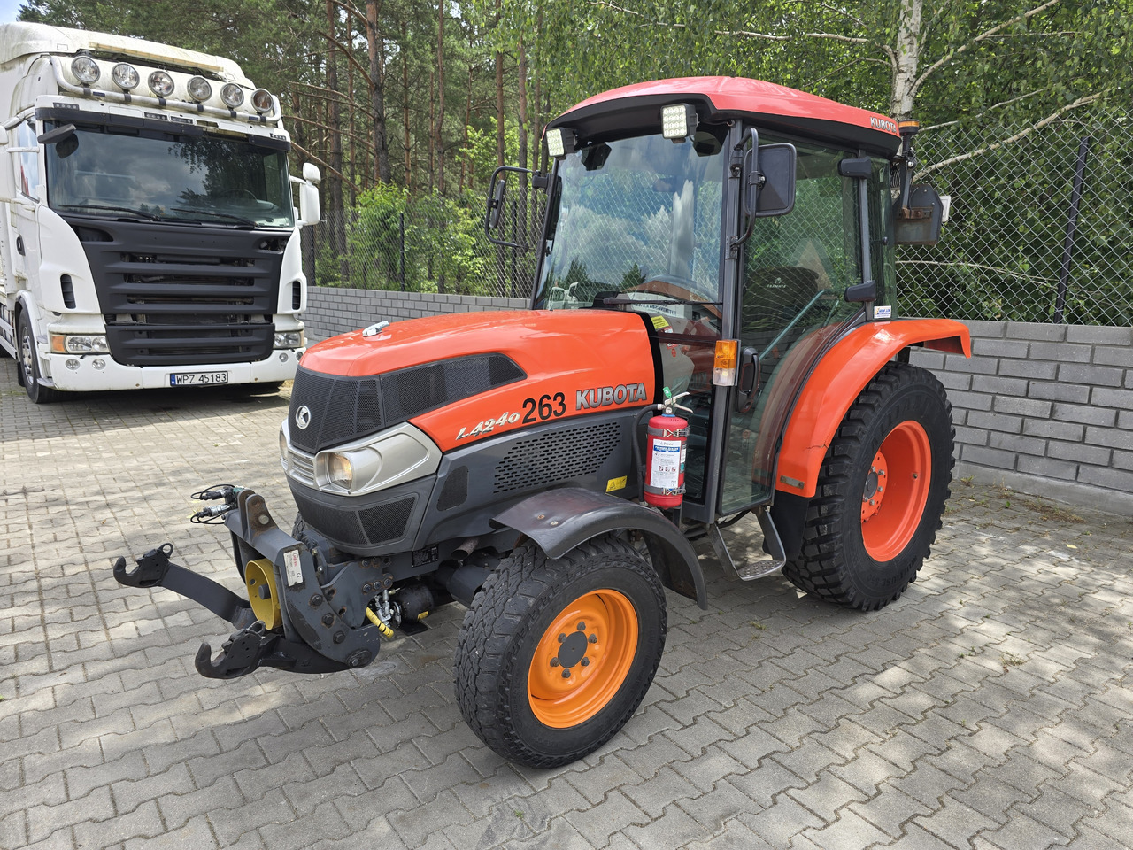 KUBOTA 4240 - Traktor: obrázok 1 KUBOTA 4240 - Traktor: obrázok 1