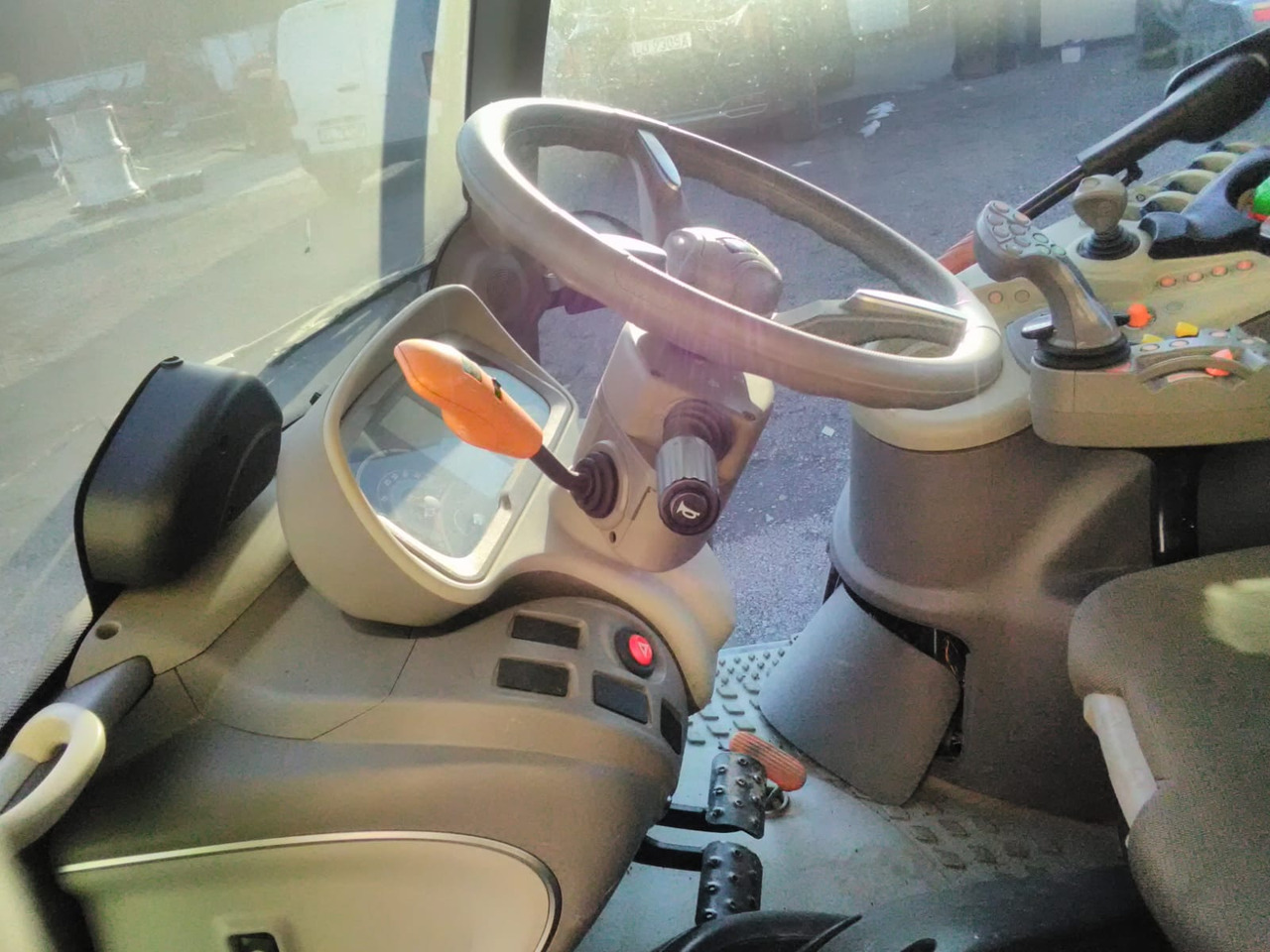 - Kabína pre Traktor: obrázok 3 - Kabína pre Traktor: obrázok 3