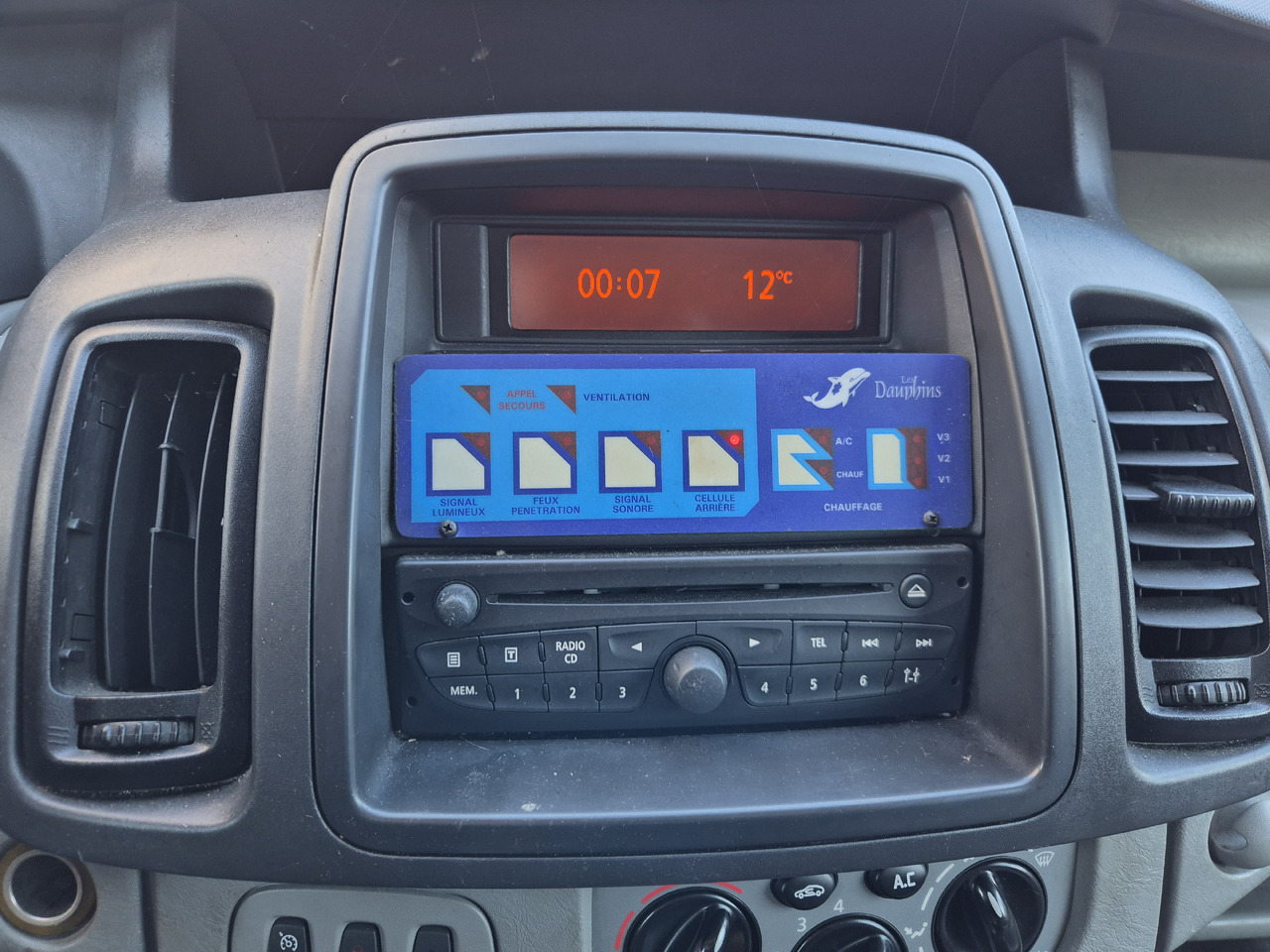 RENAULT Trafic 2.0 dCi 115 KM - Sanitka: obrázok 4 RENAULT Trafic 2.0 dCi 115 KM - Sanitka: obrázok 4