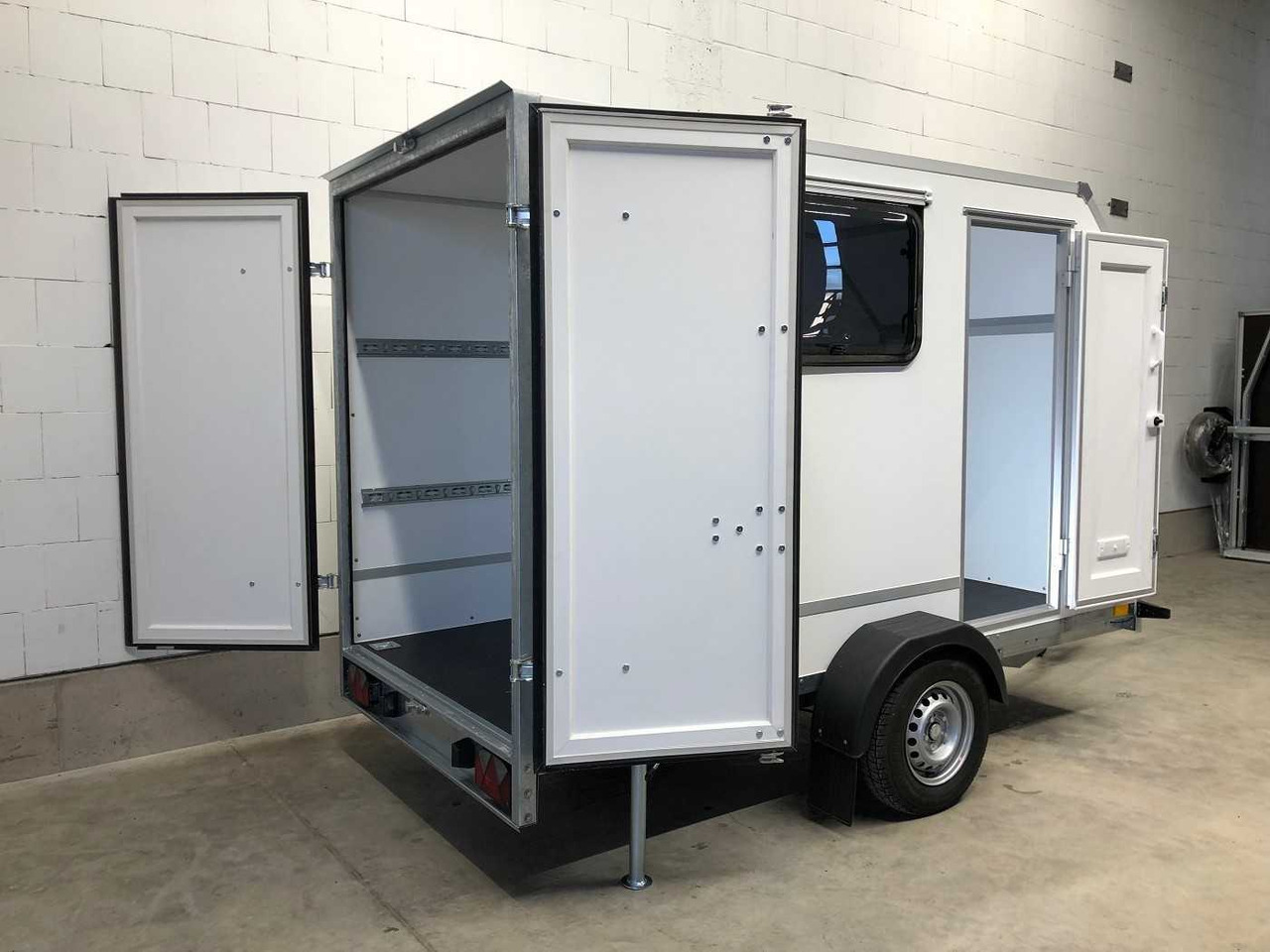 BLYSS F1330HD Seitentür,Fenster,Aero Kofferanhänger - Príves skriňové: obrázok 3 BLYSS F1330HD Seitentür,Fenster,Aero Kofferanhänger - Príves skriňové: obrázok 3