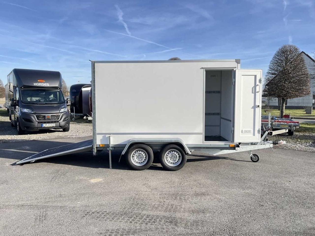 BLYSS F2030HTD Rampe + Seitentür Kofferanhänger - Príves skriňové: obrázok 1 BLYSS F2030HTD Rampe + Seitentür Kofferanhänger - Príves skriňové: obrázok 1