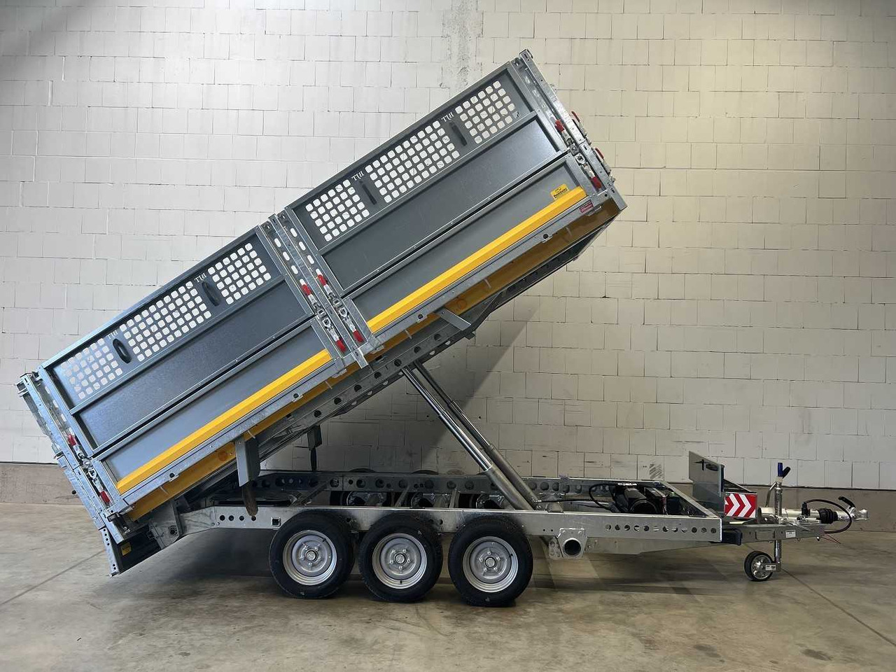 BRIAN_JAMES Cargo Tipper 526-3620-35-3-12 Rückwärtskipper - Príves sklápěcí: obrázok 1 BRIAN_JAMES Cargo Tipper 526-3620-35-3-12 Rückwärtskipper - Príves sklápěcí: obrázok 1