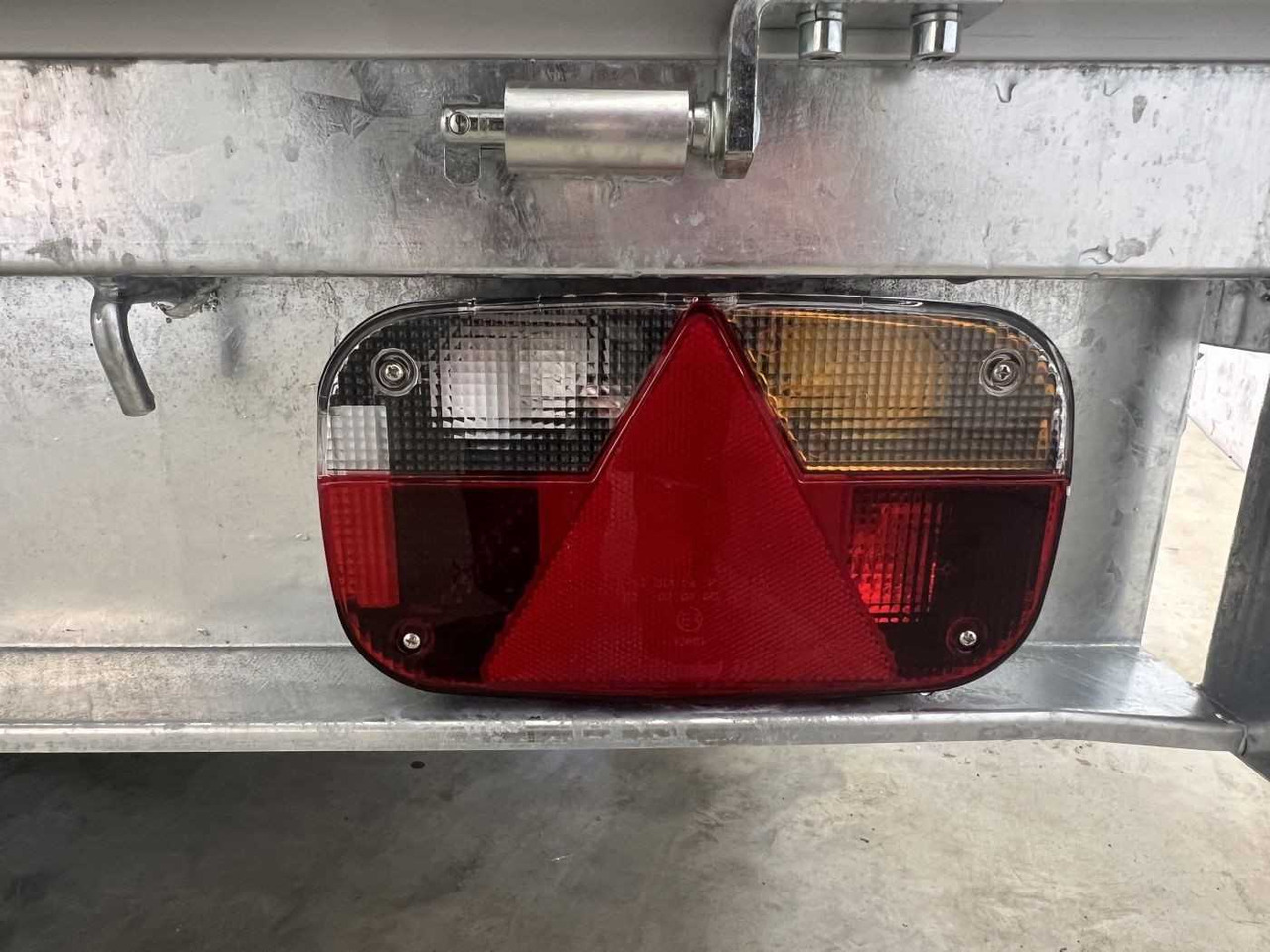 Leasing EDUARD 2615-3-13-1563-P Rückwärtskipper EDUARD 2615-3-13-1563-P Rückwärtskipper: obrázok 17 Leasing EDUARD 2615-3-13-1563-P Rückwärtskipper EDUARD 2615-3-13-1563-P Rückwärtskipper: obrázok 17