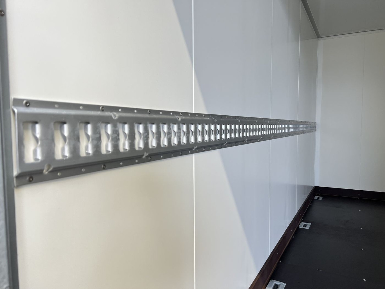 Nový Príves skriňové VEZEKO TK D 27.40 Flügeltüren+Seitenk Kofferanhänger Promotionanhänger: obrázok 13 Nový Príves skriňové VEZEKO TK D 27.40 Flügeltüren+Seitenk Kofferanhänger Promotionanhänger: obrázok 13