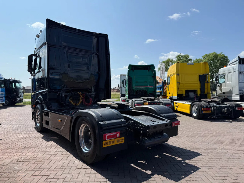 Mercedes-Benz Actros 1853 LS 4X2 "BLACK PEARL" EURO6D / FULL OPTIONS / RETARDER / ALCOA / LEATHER INTERIOR / ETC..... PERFECT CONDTION!!!!! - Ťahač: obrázok 4 Mercedes-Benz Actros 1853 LS 4X2 "BLACK PEARL" EURO6D / FULL OPTIONS / RETARDER / ALCOA / LEATHER INTERIOR / ETC..... PERFECT CONDTION!!!!! - Ťahač: obrázok 4