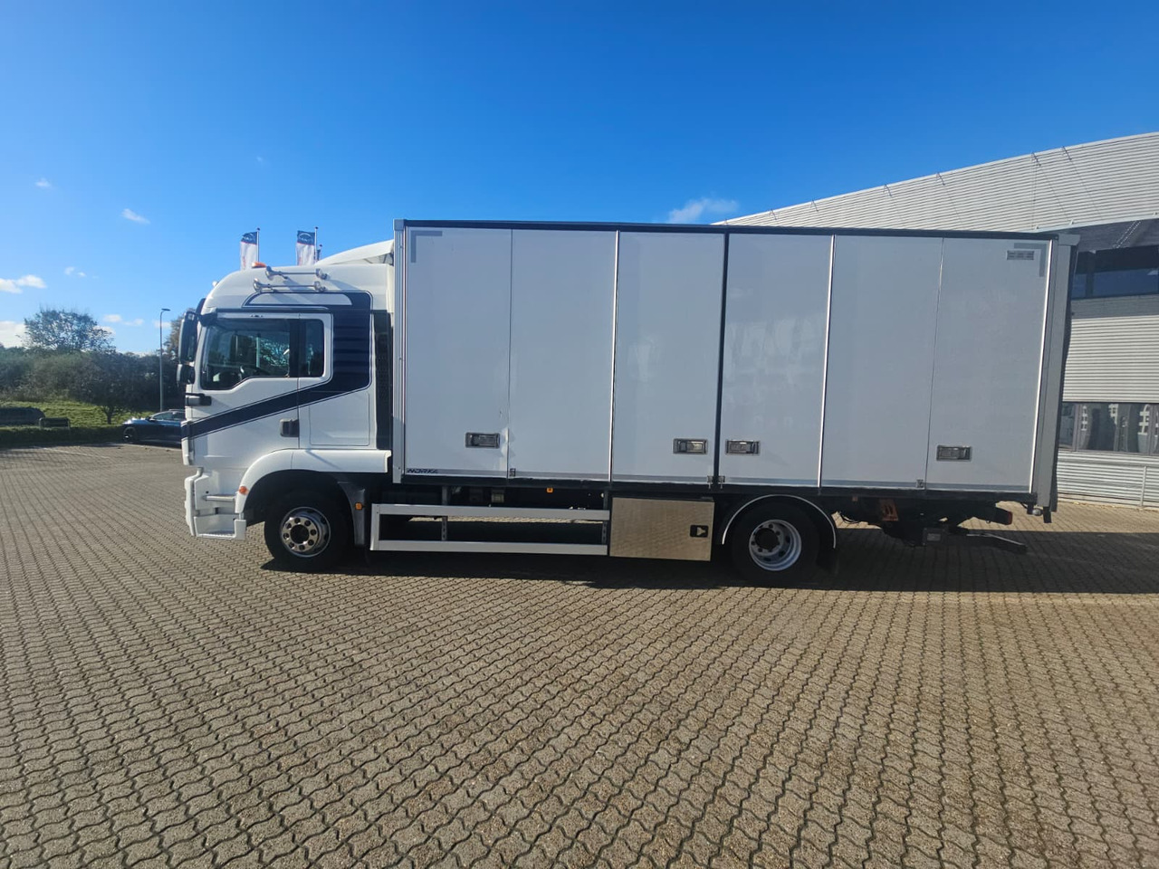 MAN TGM 15.290 - Skříňový nákladní auto: obrázok 2 MAN TGM 15.290 - Skříňový nákladní auto: obrázok 2