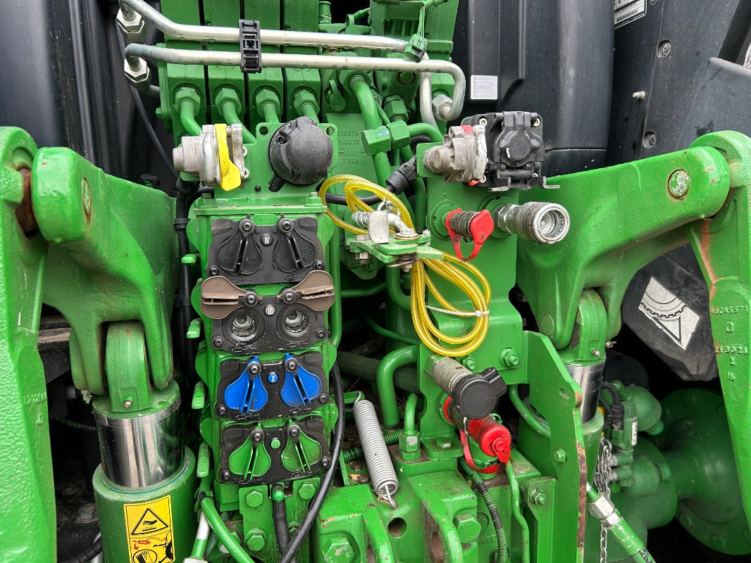 John Deere 6215R - Traktor: obrázok 4 John Deere 6215R - Traktor: obrázok 4