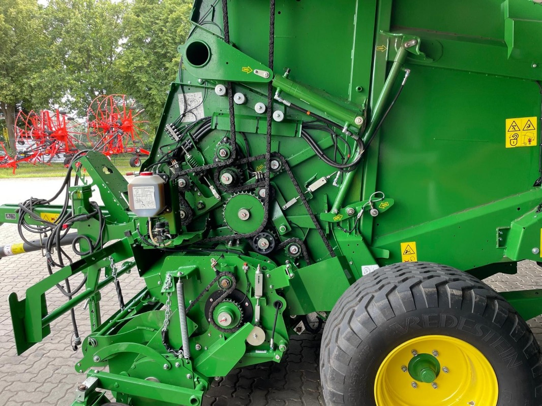 John Deere V451M - Obaľovací stroj: obrázok 5 John Deere V451M - Obaľovací stroj: obrázok 5