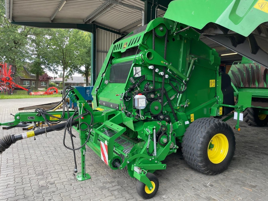 John Deere V451M - Obaľovací stroj: obrázok 2 John Deere V451M - Obaľovací stroj: obrázok 2