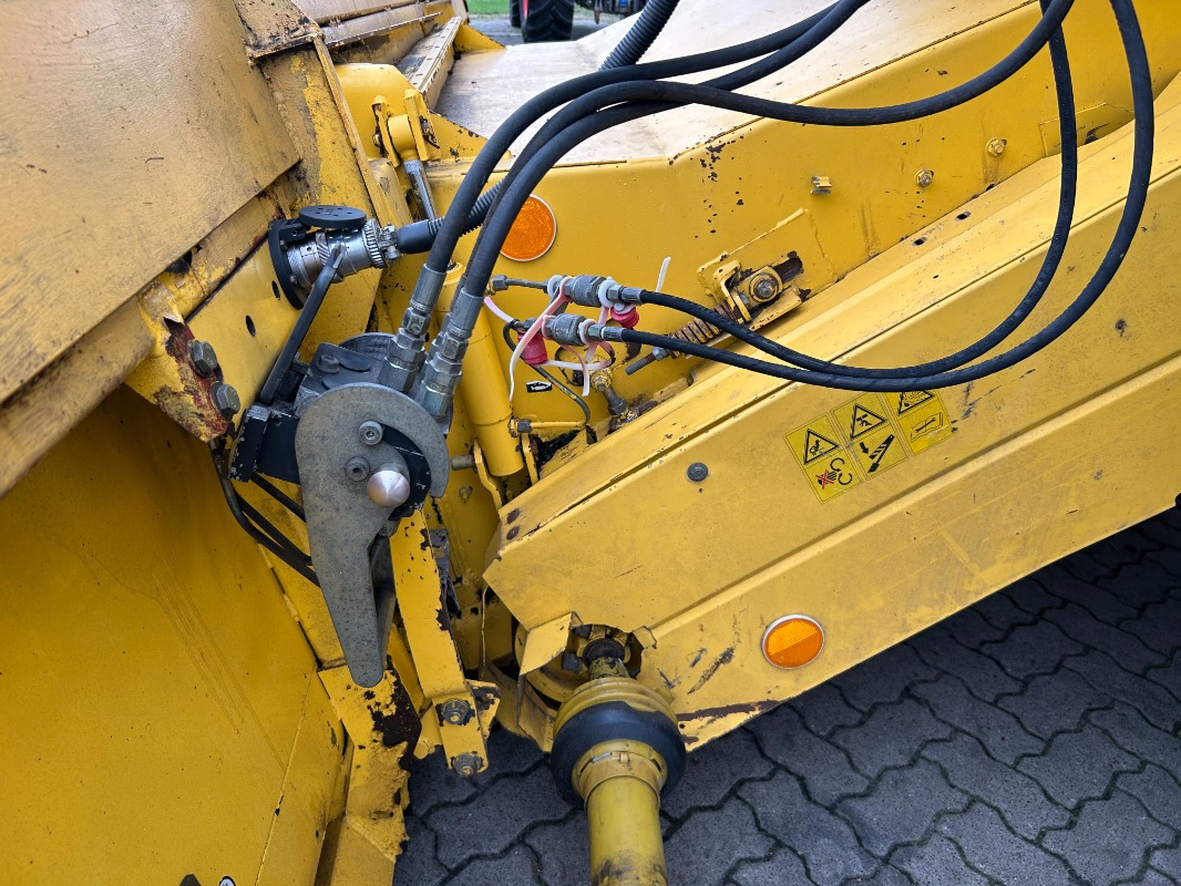 New Holland TX 68 Plus - Obilný kombajn: obrázok 2 New Holland TX 68 Plus - Obilný kombajn: obrázok 2