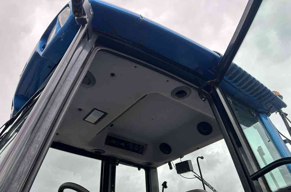 Valtra T130 trekker - Traktor: obrázok 5 Valtra T130 trekker - Traktor: obrázok 5