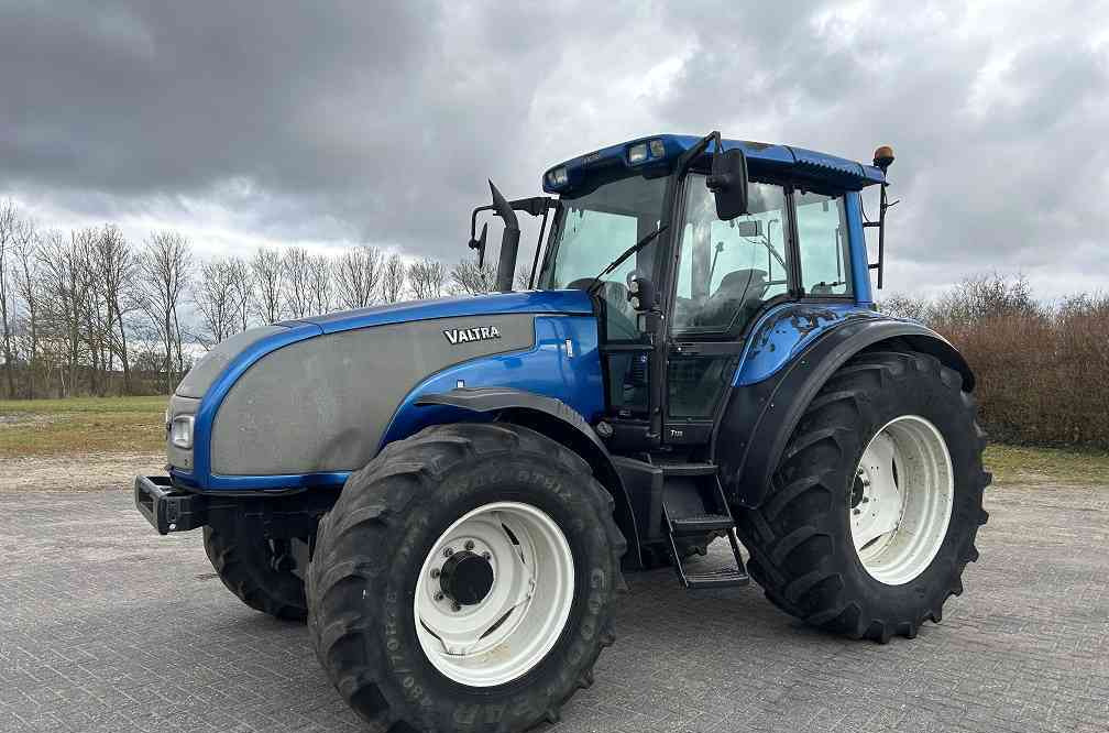 Valtra T130 trekker - Traktor: obrázok 1 Valtra T130 trekker - Traktor: obrázok 1