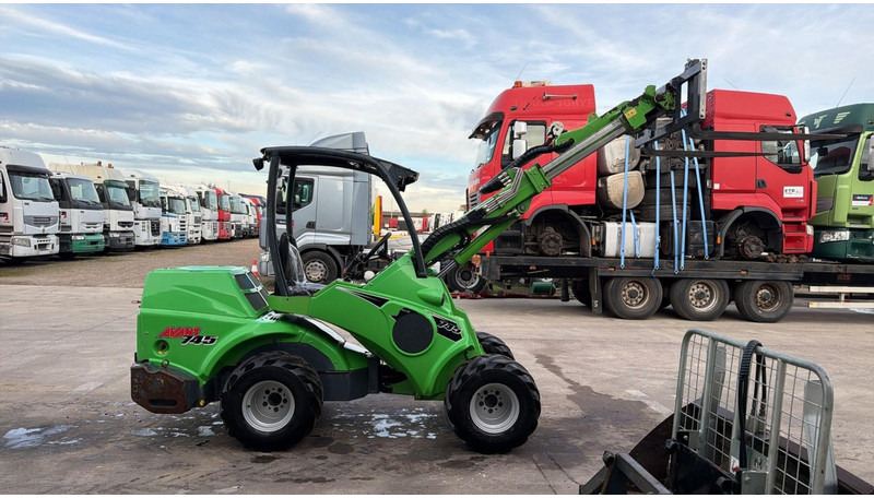 Avant 745 TDL (BELGIAN MACHINE / TOP CONDITION / 4X4 OPTIDRIVE / INCL ATTACHMENTS) - Pásový šmykom riadený nakladač: obrázok 4 Avant 745 TDL (BELGIAN MACHINE / TOP CONDITION / 4X4 OPTIDRIVE / INCL ATTACHMENTS) - Pásový šmykom riadený nakladač: obrázok 4