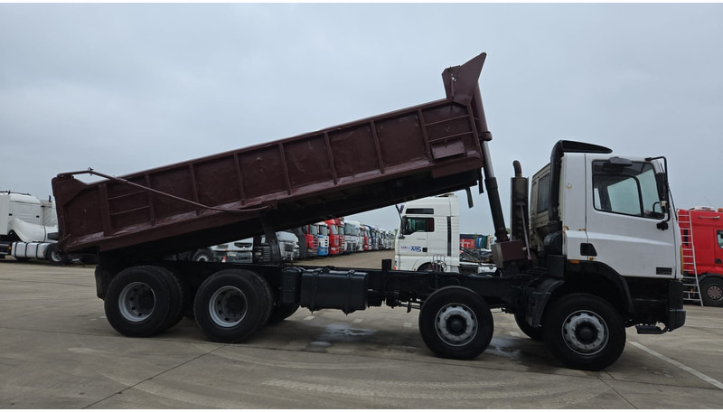 DAF 85 CF 340 (EURO 2 / MANUAL PUMP / STEEL SUSP. / POSSIBLE AS CHASSIS / 8X4) - Sklápač: obrázok 4 DAF 85 CF 340 (EURO 2 / MANUAL PUMP / STEEL SUSP. / POSSIBLE AS CHASSIS / 8X4) - Sklápač: obrázok 4