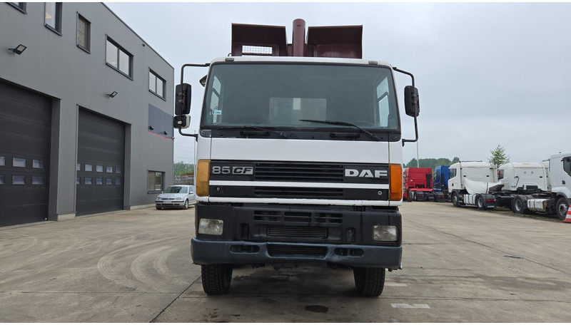DAF 85 CF 340 (EURO 2 / MANUAL PUMP / STEEL SUSP. / POSSIBLE AS CHASSIS / 8X4) - Sklápač: obrázok 2 DAF 85 CF 340 (EURO 2 / MANUAL PUMP / STEEL SUSP. / POSSIBLE AS CHASSIS / 8X4) - Sklápač: obrázok 2