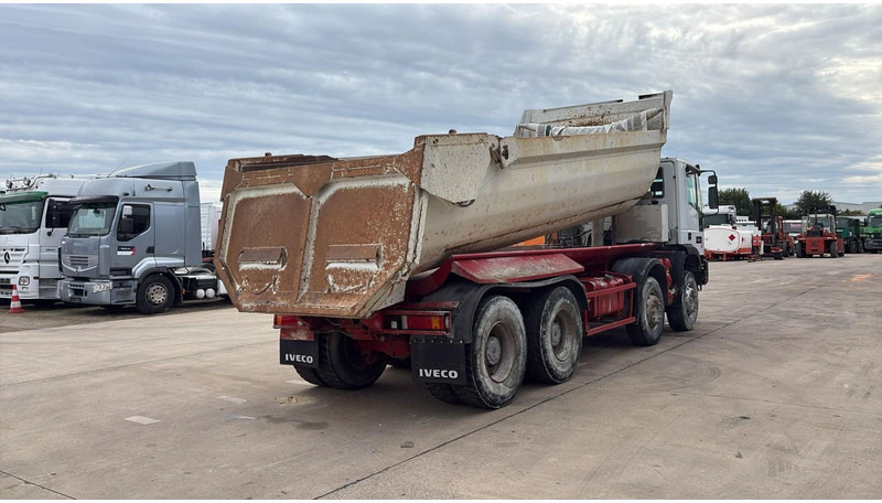 Iveco EUROTRAKKER 320 E 35 (GRAND PONT / LAMES / POMPE MANUELLE / 8X4 / CURSOR 8) - Sklápač: obrázok 5 Iveco EUROTRAKKER 320 E 35 (GRAND PONT / LAMES / POMPE MANUELLE / 8X4 / CURSOR 8) - Sklápač: obrázok 5