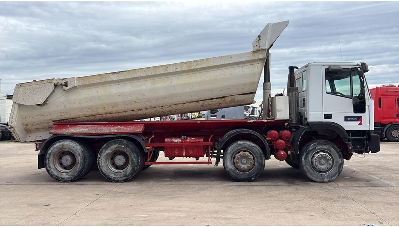 Iveco EUROTRAKKER 320 E 35 (GRAND PONT / LAMES / POMPE MANUELLE / 8X4 / CURSOR 8) - Sklápač: obrázok 4 Iveco EUROTRAKKER 320 E 35 (GRAND PONT / LAMES / POMPE MANUELLE / 8X4 / CURSOR 8) - Sklápač: obrázok 4