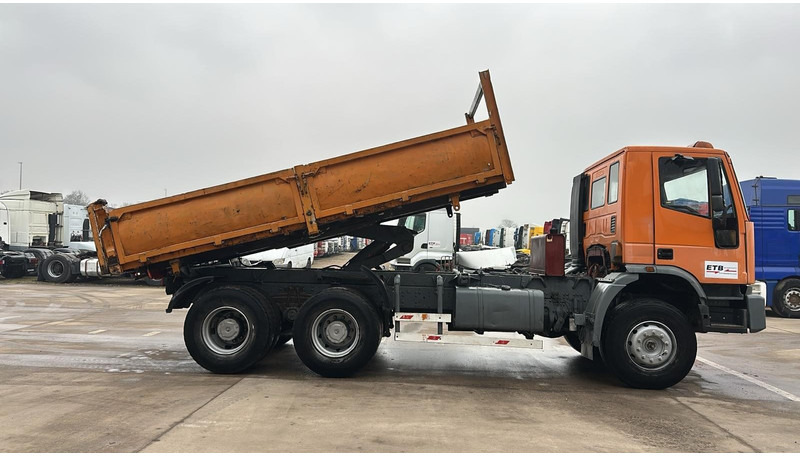Iveco Eurotrakker 330 E 34 (POMPE MANUELLE / MANUAL PUMP / LAMES / GRAND PONT / 6X4 / STEEL SUSP. / BOITE MANUELLE) - Sklápač: obrázok 4 Iveco Eurotrakker 330 E 34 (POMPE MANUELLE / MANUAL PUMP / LAMES / GRAND PONT / 6X4 / STEEL SUSP. / BOITE MANUELLE) - Sklápač: obrázok 4