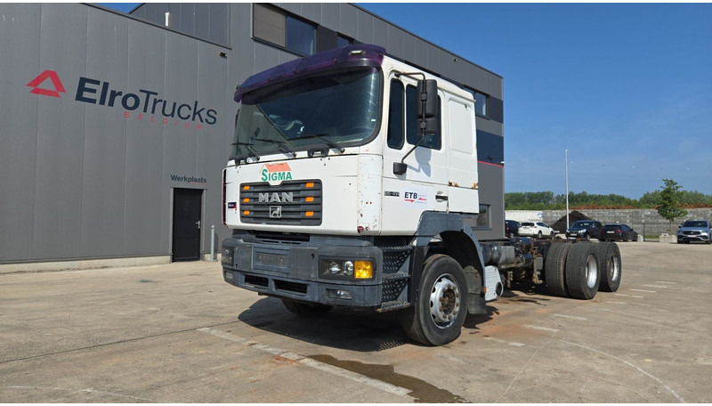 MAN 26.414 (6X4 / 6 CYLINDER / MANUAL GEARBOX / 10 TYRES / LONG CHASSIS / EURO 2) - Podvozek s kabinou: obrázok 1 MAN 26.414 (6X4 / 6 CYLINDER / MANUAL GEARBOX / 10 TYRES / LONG CHASSIS / EURO 2) - Podvozek s kabinou: obrázok 1