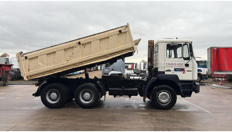 MAN 27.414 (6 CYLINDER / EURO 2 / TOP CONDITION / BONNE ETATT / GRAND PONT / LAMES / STEEL SUSP.) - Sklápač: obrázok 3 MAN 27.414 (6 CYLINDER / EURO 2 / TOP CONDITION / BONNE ETATT / GRAND PONT / LAMES / STEEL SUSP.) - Sklápač: obrázok 3