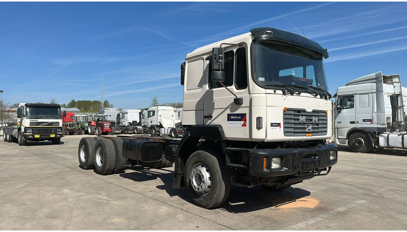 MAN 33.464 (6 CYLINDER / EURO 2 / SEMI MANUAL PUMP / BIG AXLE / STEEL SUSP. / LAMES) - Podvozek s kabinou: obrázok 3 MAN 33.464 (6 CYLINDER / EURO 2 / SEMI MANUAL PUMP / BIG AXLE / STEEL SUSP. / LAMES) - Podvozek s kabinou: obrázok 3