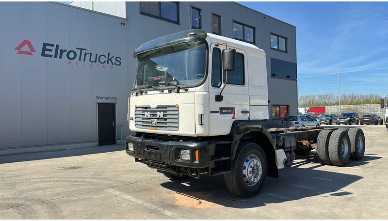 MAN 33.464 (6 CYLINDER / EURO 2 / SEMI MANUAL PUMP / BIG AXLE / STEEL SUSP. / LAMES) - Podvozek s kabinou: obrázok 1 MAN 33.464 (6 CYLINDER / EURO 2 / SEMI MANUAL PUMP / BIG AXLE / STEEL SUSP. / LAMES) - Podvozek s kabinou: obrázok 1