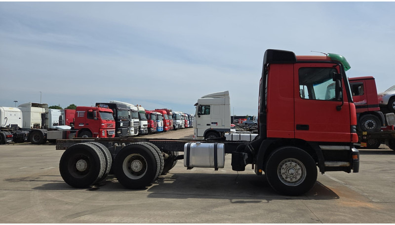 Mercedes-Benz ACTROS 2640 (EPS / 3 PEDALES / V6 / LAMES / GRAND PONT / EURO 2 / SEMI-AUTO) - Podvozek s kabinou: obrázok 4 Mercedes-Benz ACTROS 2640 (EPS / 3 PEDALES / V6 / LAMES / GRAND PONT / EURO 2 / SEMI-AUTO) - Podvozek s kabinou: obrázok 4