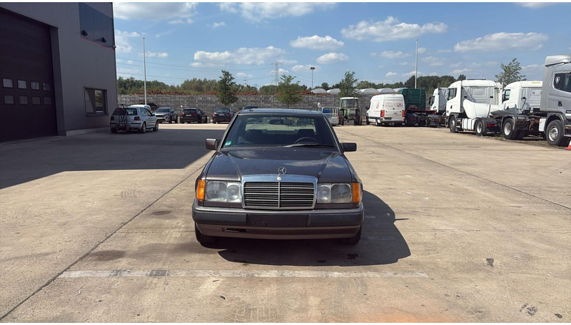 Mercedes-Benz E-Klasse 200 (GERMAN CAR / VOITURE D'ALLEMAGNE / ESSENCE / PETROL / MANUAL) - Sedan: obrázok 2 Mercedes-Benz E-Klasse 200 (GERMAN CAR / VOITURE D'ALLEMAGNE / ESSENCE / PETROL / MANUAL) - Sedan: obrázok 2