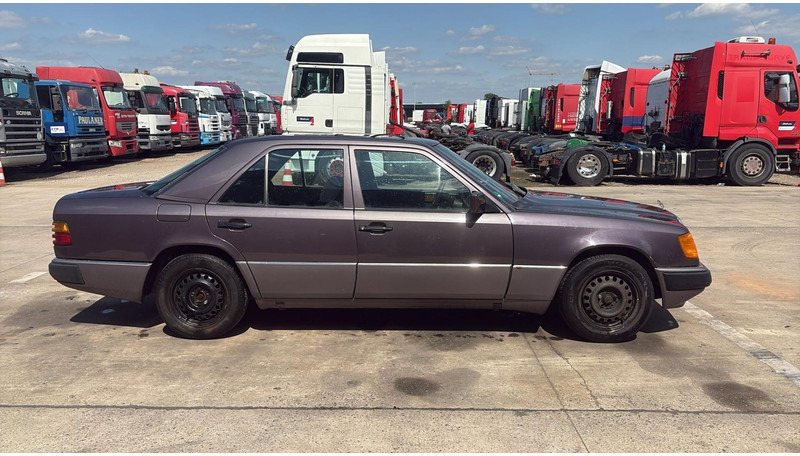 Mercedes-Benz E-Klasse 200 (GERMAN CAR / VOITURE D'ALLEMAGNE / ESSENCE / PETROL / MANUAL) - Sedan: obrázok 4 Mercedes-Benz E-Klasse 200 (GERMAN CAR / VOITURE D'ALLEMAGNE / ESSENCE / PETROL / MANUAL) - Sedan: obrázok 4
