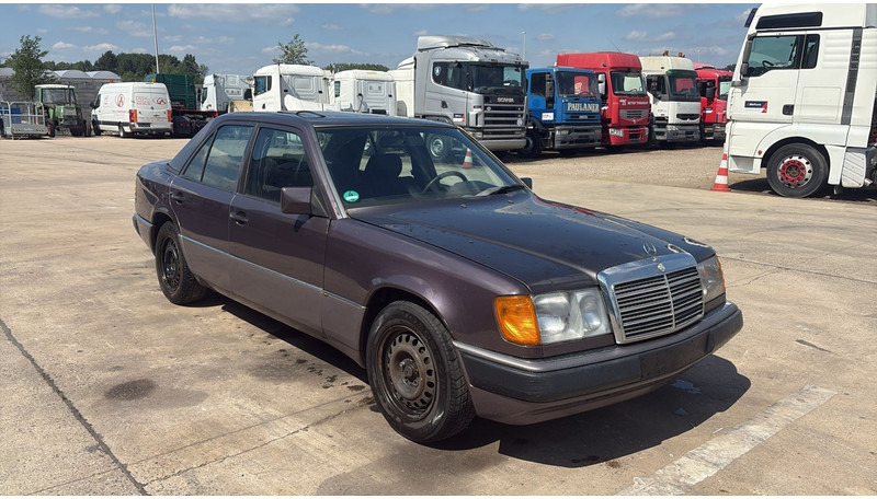 Mercedes-Benz E-Klasse 200 (GERMAN CAR / VOITURE D'ALLEMAGNE / ESSENCE / PETROL / MANUAL) - Sedan: obrázok 3 Mercedes-Benz E-Klasse 200 (GERMAN CAR / VOITURE D'ALLEMAGNE / ESSENCE / PETROL / MANUAL) - Sedan: obrázok 3