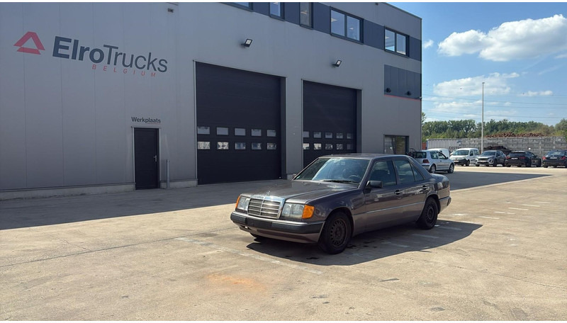 Mercedes-Benz E-Klasse 200 (GERMAN CAR / VOITURE D'ALLEMAGNE / ESSENCE / PETROL / MANUAL) - Sedan: obrázok 1 Mercedes-Benz E-Klasse 200 (GERMAN CAR / VOITURE D'ALLEMAGNE / ESSENCE / PETROL / MANUAL) - Sedan: obrázok 1