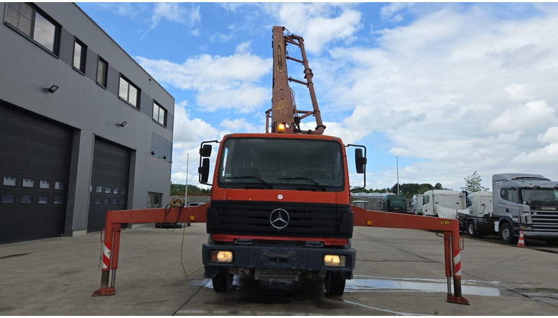 Mercedes-Benz SK 1824 (V6 / LAMES / GRAND PONT / PUTZMEISTER 24M/ JOYSTICK / RADIO) - Autočerpadlo: obrázok 5 Mercedes-Benz SK 1824 (V6 / LAMES / GRAND PONT / PUTZMEISTER 24M/ JOYSTICK / RADIO) - Autočerpadlo: obrázok 5