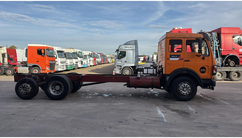 Mercedes-Benz SK 2222 (V6 / FULL STEEL / LAMES / BOITE MANUELLE / POMPE MANUELLE / 8 ROUES / 6X2) - Podvozek s kabinou: obrázok 3 Mercedes-Benz SK 2222 (V6 / FULL STEEL / LAMES / BOITE MANUELLE / POMPE MANUELLE / 8 ROUES / 6X2) - Podvozek s kabinou: obrázok 3