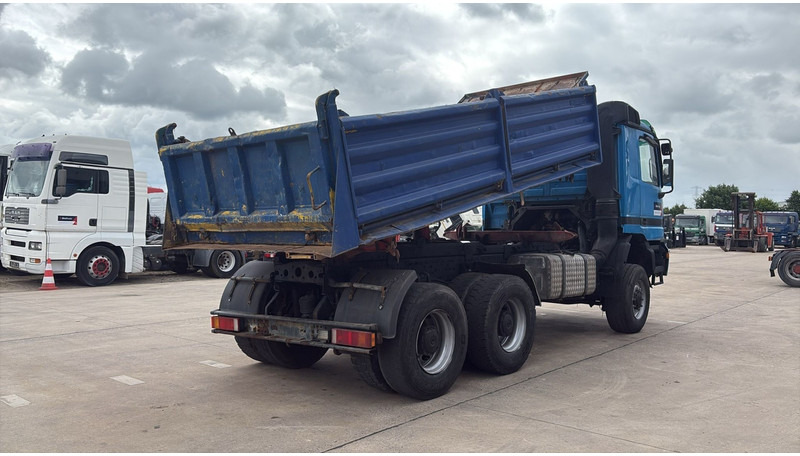 Mercedes-Benz actros 3340 (6X6 / BOITE MANUELLE /MANUAL GEARBOX / 3 PONTS / V6 / MP1) - Sklápač: obrázok 5 Mercedes-Benz actros 3340 (6X6 / BOITE MANUELLE /MANUAL GEARBOX / 3 PONTS / V6 / MP1) - Sklápač: obrázok 5